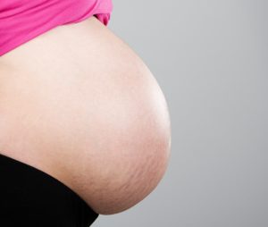 Gardez une peau lisse pendant la grossesse : astuces anti-cellulite