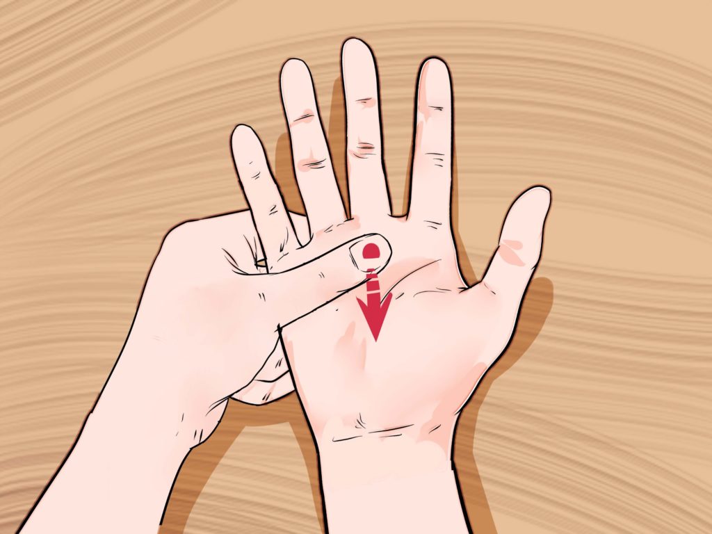 Praticienne de réflexologie des mains appliquant des techniques de massage sur la main d'un client