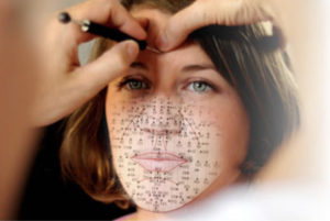 Image montrant un praticien de la réflexologie faciale en action