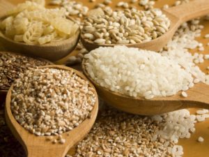 Trois bols de superaliments : sarrasin, avoine, quinoa - des choix judicieux pour une glycémie équilibrée.