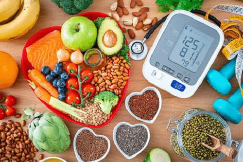 Une assiette équilibrée avec des fruits, légumes, poissons gras et noix, idéale pour réduire l'hypertension artérielle grâce à un régime alimentaire adapté.