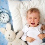 Un bébé en train de dormir paisiblement après avoir évité les erreurs courantes de sommeil.