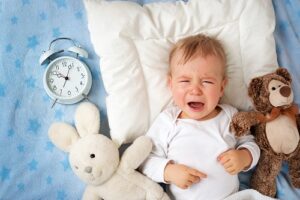 Un bébé en train de dormir paisiblement après avoir évité les erreurs courantes de sommeil.