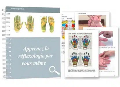 Personne étudiant une carte de réflexologie plantaire pour apprendre les bases par elle-même.